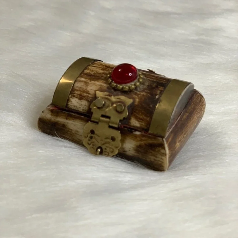 Vintage MINI TREASURE BONE BOX MINI GEM STUDDED BRASS WOOD | RED FABRIC LINING - Picture 6 of 7